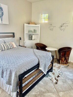 Escritorio, tabla de planchar con plancha, cuna de viaje y wifi gratis 