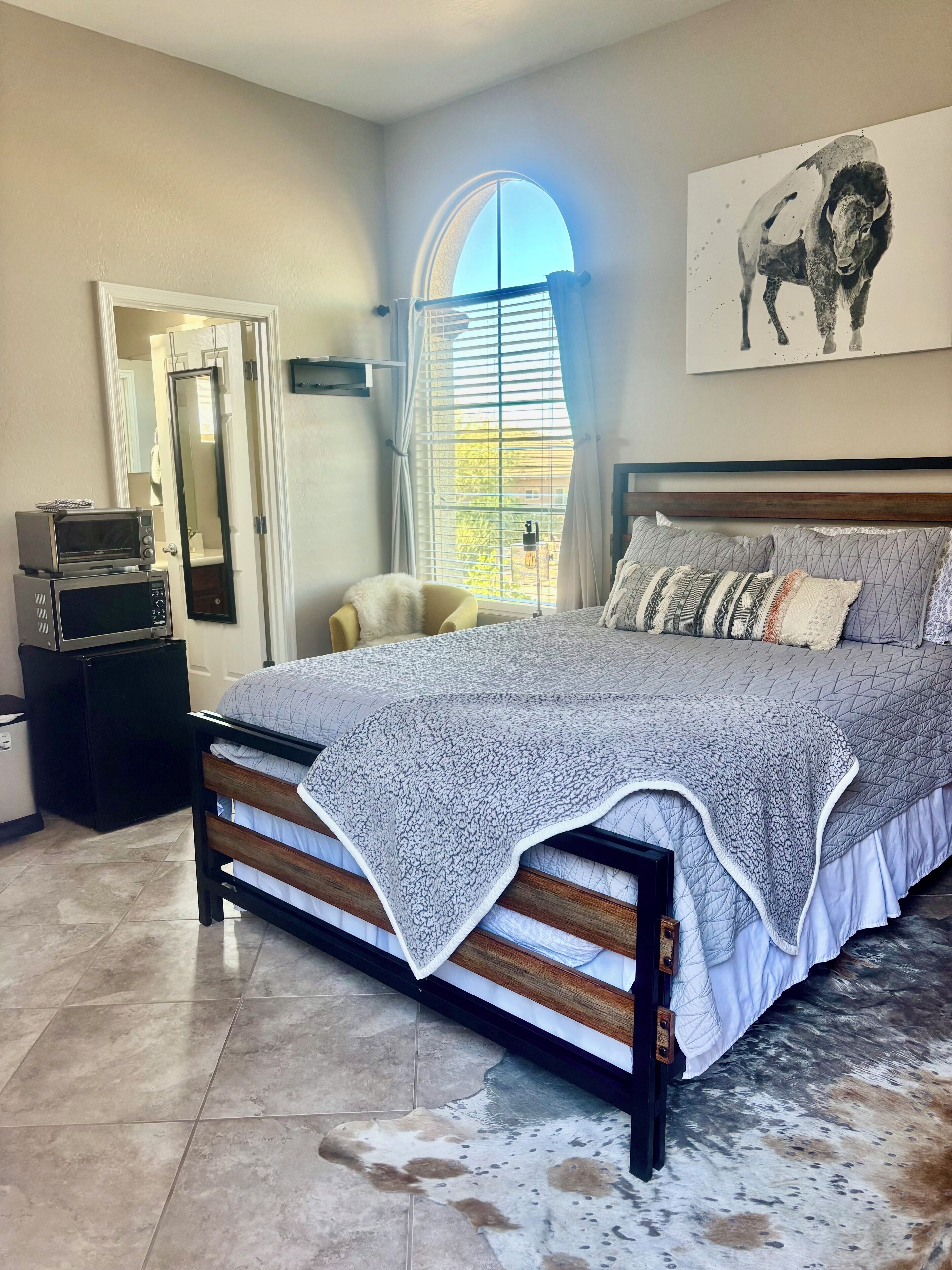 Een bureau, een strijkplank/strijkijzer, reisbedje, gratis wifi