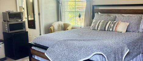 Een bureau, een strijkplank/strijkijzer, reisbedje, gratis wifi