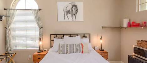 Fer et planche à repasser, lit parapluie, Wi-Fi gratuit, draps fournis