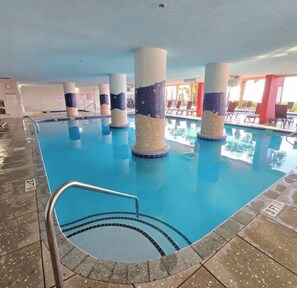 Alberca techada y alberca al aire libre