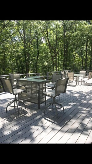 Outdoor dining - Relaxing Retreat on Lake Catherine in Hot Springs! (Hot Springs)