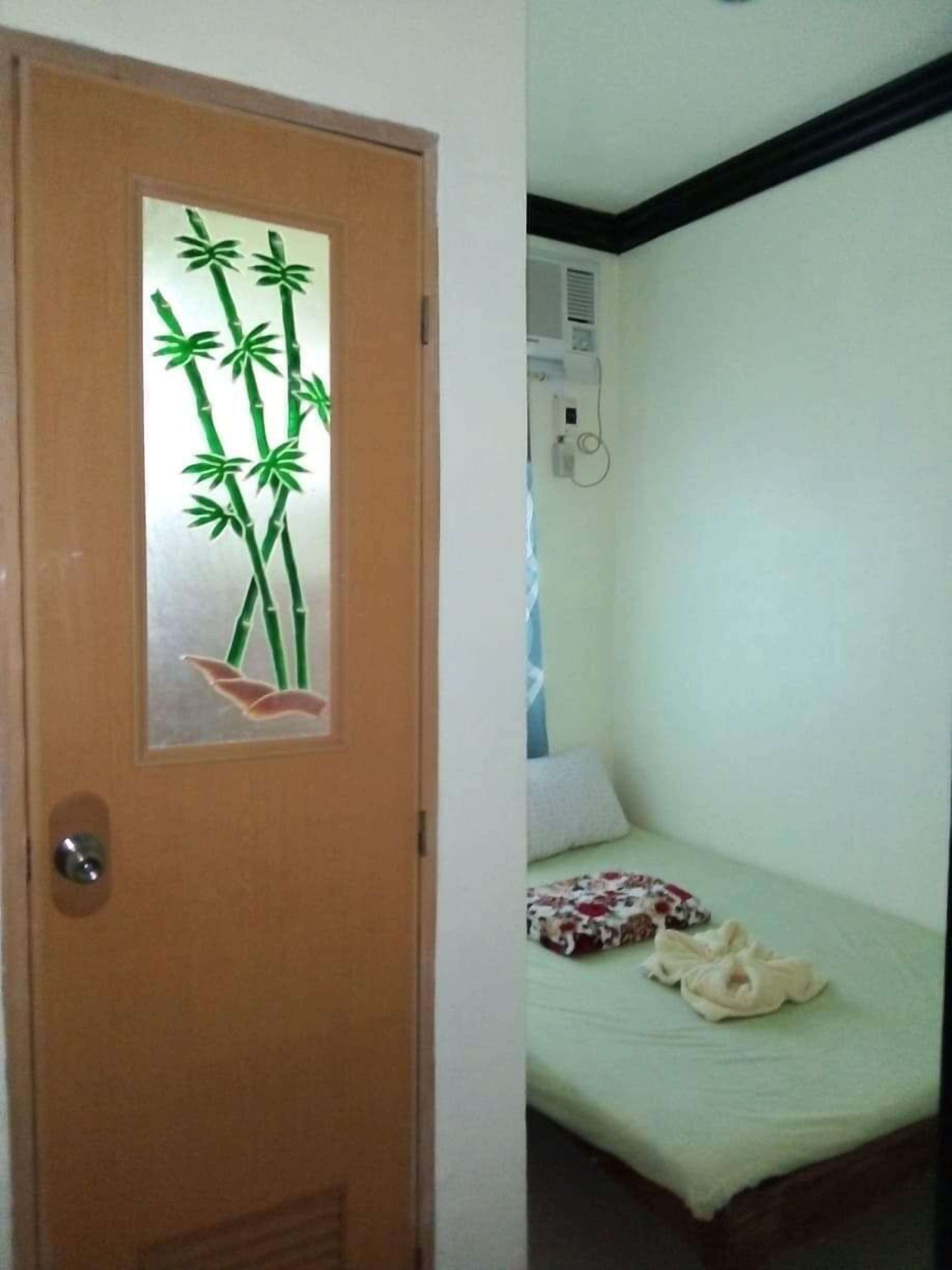 Chambre économique, salle de bain privée | Literie de qualité, décor unique, ameublement unique, bureau