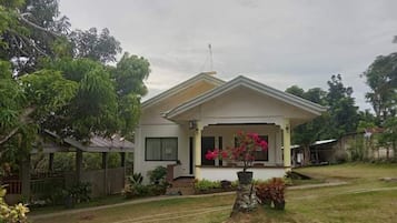 Vista frontal de la propiedad