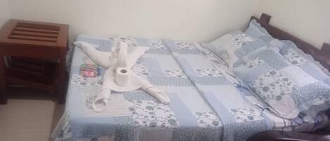 Habitación estándar, 1 cama Queen size, baño privado, vista al jardín | Ropa de cama de alta calidad y decoración personalizada