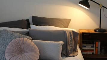 2 habitaciones, tabla de planchar con plancha y ropa de cama