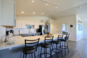 Fridge, microwave, oven, stovetop - Gorgeous Ocean View, Comfortable Cool Elevation, Close to Everything! (Kailua-Kona)