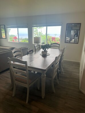 Dining - Gorgeous Ocean View, Comfortable Cool Elevation, Close to Everything! (Kailua-Kona)