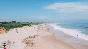 Perto da praia, espreguiçadeiras, toalhas de praia 