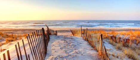 Una playa cerca, sillas reclinables de playa, toallas de playa