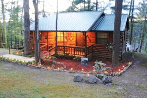 Exterior - Cabin in wooded area with hot tub and two jacuzzi tubs. Sleeps 6. (Sevierville)