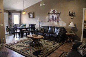 Smart TV, fireplace, DVD player, books - Cabin in wooded area with hot tub and two jacuzzi tubs. Sleeps 6. (Sevierville)