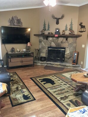 Smart TV, fireplace, DVD player, books - Cabin in wooded area with hot tub and two jacuzzi tubs. Sleeps 6. (Sevierville)