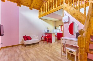 Daffodil Room | Living area | Flat-screen TV