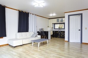 Chrysanthemum Room | Living area | Flat-screen TV - Hanlso Pension (Gapyeong)