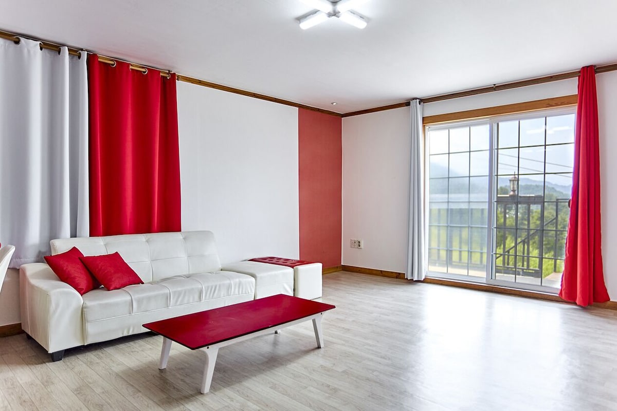 Rose of Sharon Room | Living area