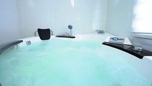 Condo, Jetted Tub (with Living Room) | Jetted tub - Green Mile Pension (Pocheon)