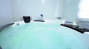 Condo, Jetted Tub (with Living Room) | Jetted tub - Green Mile Pension (Pocheon)