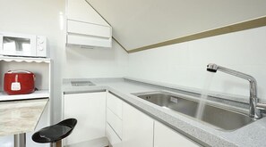 Duplex | Private kitchenette | Full-size fridge, microwave, stovetop, electric kettle - Green Mile Pension (Pocheon)