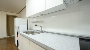 Family Condo (B, with Living Room) | Private kitchenette | Full-size fridge, microwave, stovetop, electric kettle - Green Mile Pension (Pocheon)