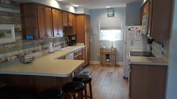 Condo, 2 Bedrooms | Private kitchen