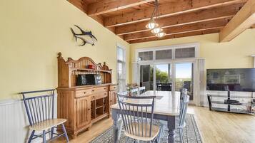 House, Multiple Beds | In-room dining