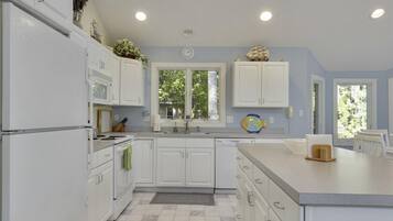 House, 3 Bedrooms | Private kitchen