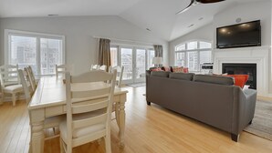 House, 6 Bedrooms | Living room