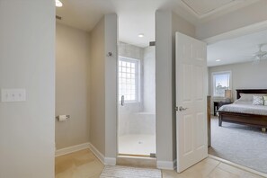 House, 6 Bedrooms | 6 bedrooms, individually decorated, individually furnished, free WiFi - 220 Oceanview Parkway by Long & Foster (Bethany Beach)