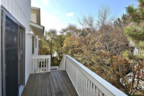 House, 4 Bedrooms | Balcony