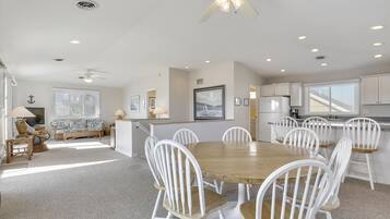 House, 5 Bedrooms | Private kitchen