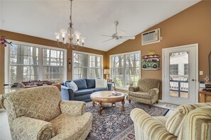 House, 3 Bedrooms | Living room