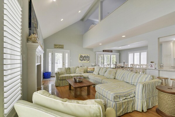 House, 6 Bedrooms | Living room