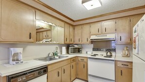 Condo, 2 Bedrooms | Private kitchen