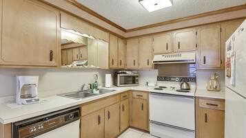 Condo, 2 Bedrooms | Private kitchen