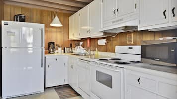 Townhome, 3 Bedrooms | Private kitchen