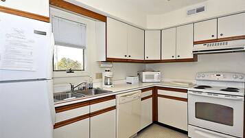 Townhome, 4 Bedrooms | Private kitchen