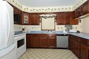 House, 4 Bedrooms | Private kitchen