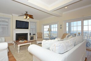 House, 5 Bedrooms | Living room