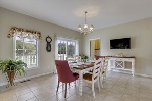 House, 4 Bedrooms | Private kitchen