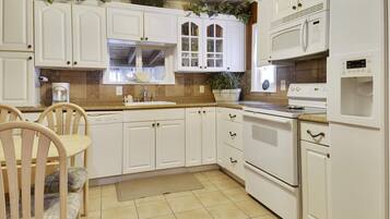 House, 3 Bedrooms | Private kitchen