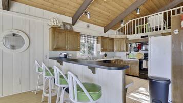 House, 5 Bedrooms | Private kitchen