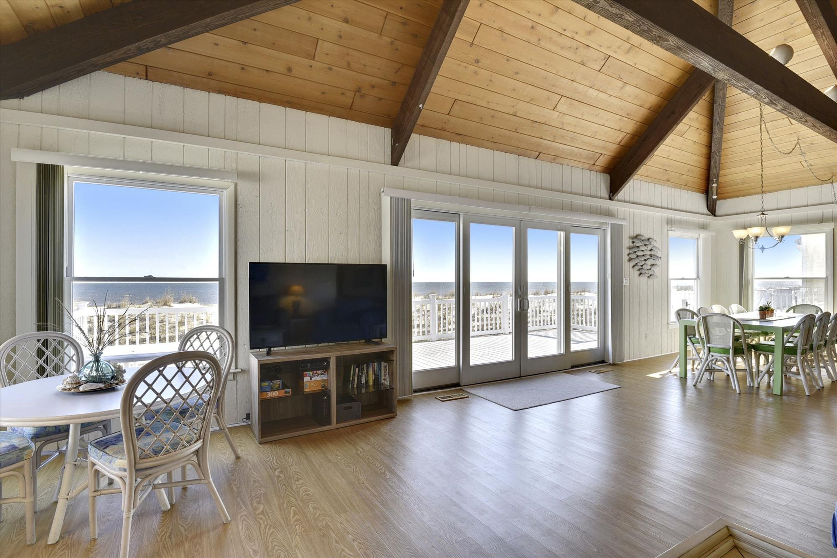 House, 5 Bedrooms | Living room