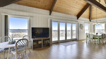 House, 5 Bedrooms | Living room