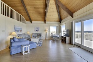 House, 5 Bedrooms | Living room