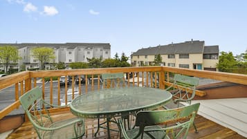 Condo, 3 habitaciones | Balcón