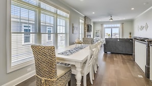 Apartment, 4 Schlafzimmer | Essbereich im Zimmer