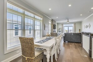 Condo, 4 Bedrooms | In-room dining