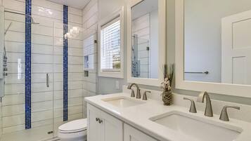 Appart'hôtel, 4 chambres | Salle de bain | Serviettes fournies