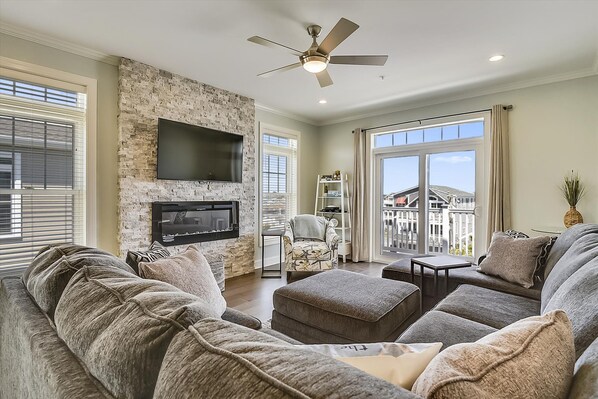Condo, 4 Bedrooms | Living room